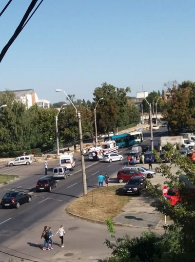 Neatenţia aduce moartea: Grav accident de circulaţie pe Coşbuc
