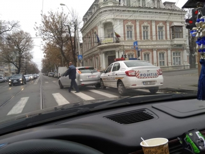 S-a tamponat cu maşina de poliţie la semafor