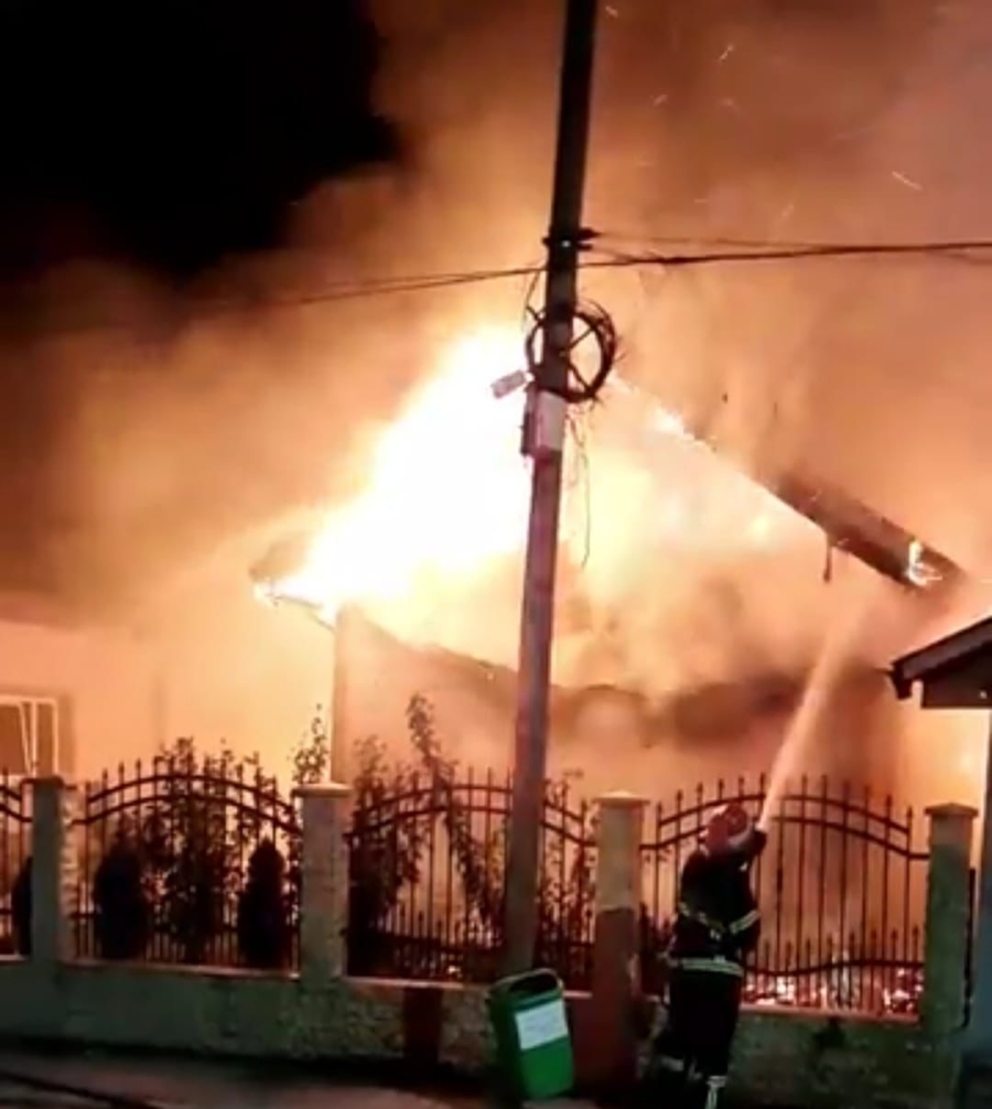 Grădiniţă ameninţată de flăcări după izbucnirea unui incendiu violent la o gospodărie din Niculiţel, Tulcea