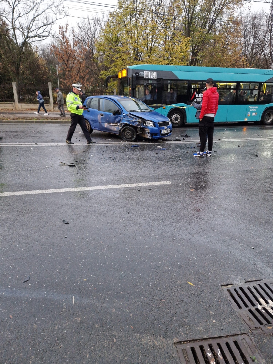 UPDATE: Alertă la Galați! Taximestrist căutat de poliție după ce a provocat un grav accident cu victime la Ultimul Leu (FOTO)