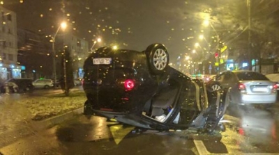 Autoturism răsturnat de un şofer băut, la Trei Star