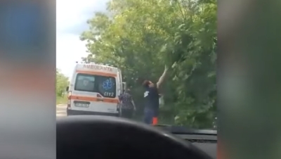 Asistentă pe ambulanţă, filmată când culegea flori de soc cu pacientul în salvare (VIDEO)