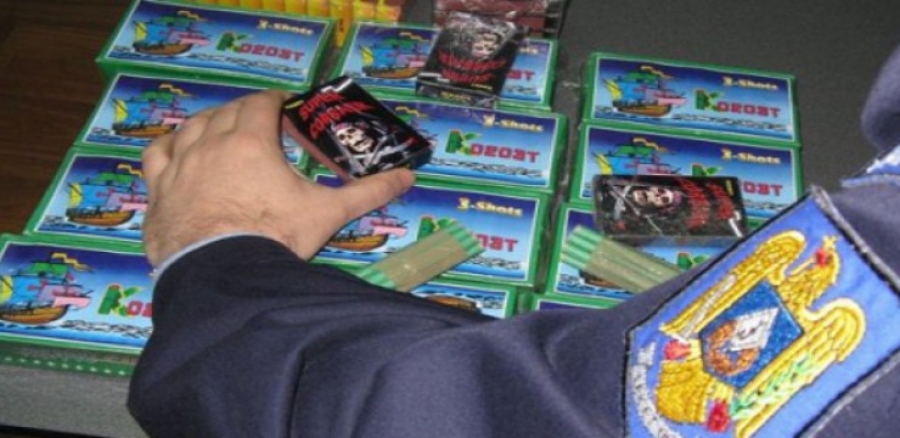 Mii de petarde, artificii şi o armă confiscate de poliţişti
