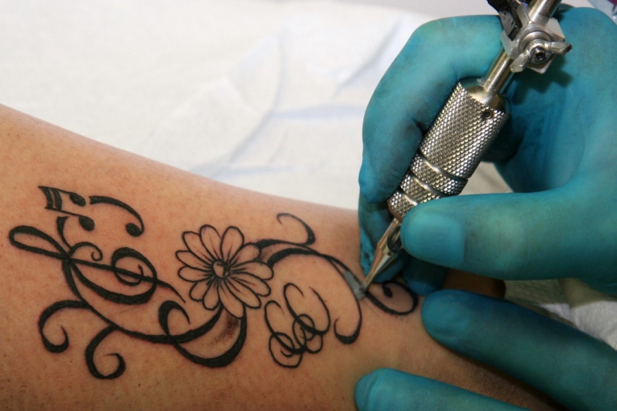 Tatuajele pot provoca infecţii chiar şi la 15 ani de la realizarea lor