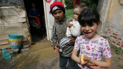 Minorii, categoria de vârstă cea mai ameninţată de riscul sărăciei şi excluziunii sociale în România