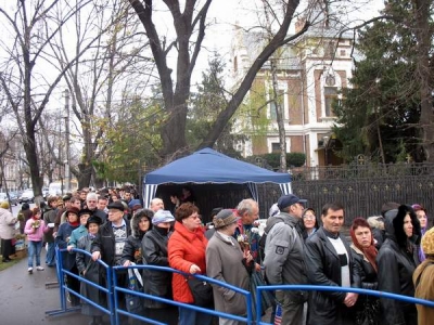 Sute de gălăţeni s-au închinat la moaşte