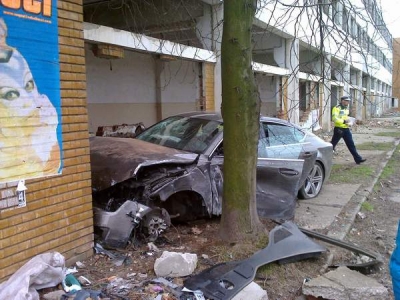 Doi răniţi după ce un Audi s-a oprit într-un zid