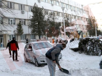 Deszăpezire cu wola şi cu ajutorul deţinuţilor, la Spitalul de Urgenţă