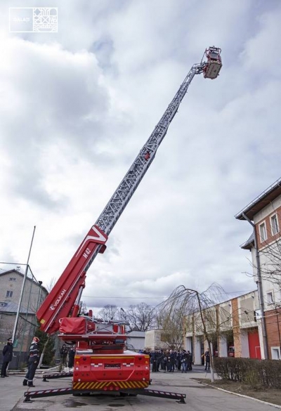ISU Galaţi a primit o autospecială modernă destinată salvării de la înălţime