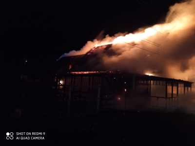 Incendiu violent la un magazin din Tecuci (VIDEO)