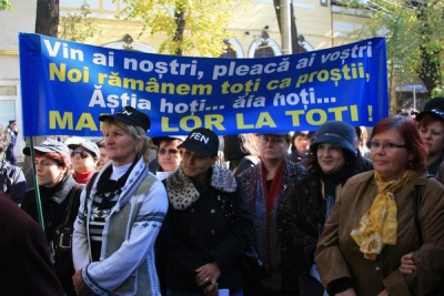 Nemulţumiri sindicale strigate în faţa unui sediu de partid gol