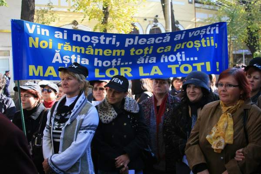 Nemulţumiri sindicale strigate în faţa unui sediu de partid gol
