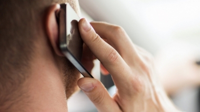 Au furat un telefon mobil, după ce au pretins că vor să-l cumpere