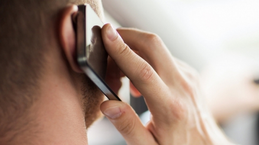 Au furat un telefon mobil, după ce au pretins că vor să-l cumpere