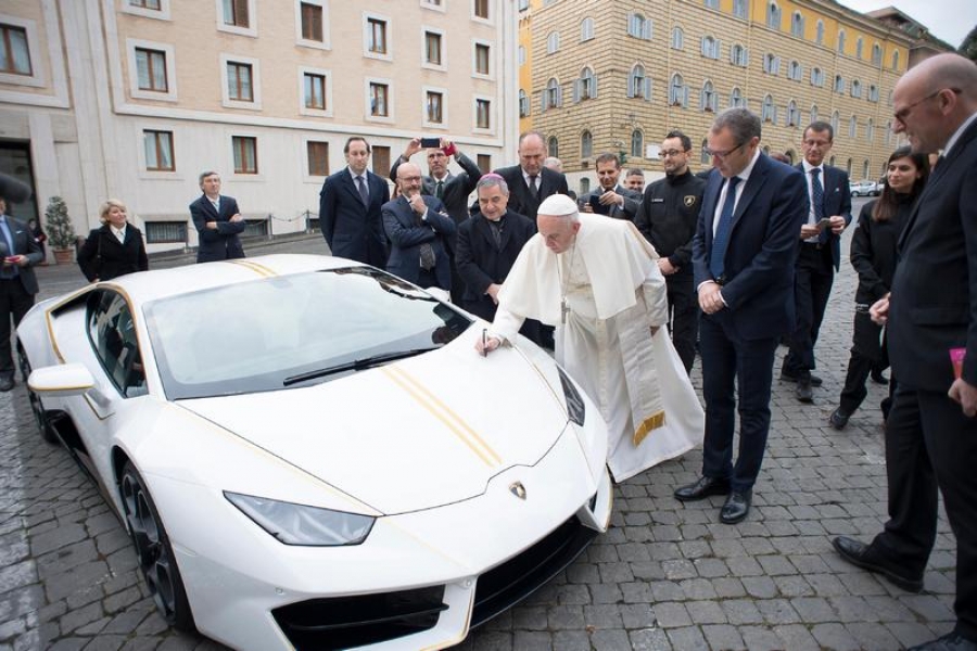 Lamborghini binecuvântat de papa Francisc, obiectul unei tombole caritabile