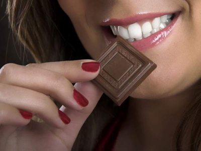 Ciocolata neagră conţine mult mai mulţi antioxidanţi decât sucurile proaspete