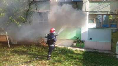 Apartament mistuit de flăcări pe strada Saturn (FOTO/VIDEO)
