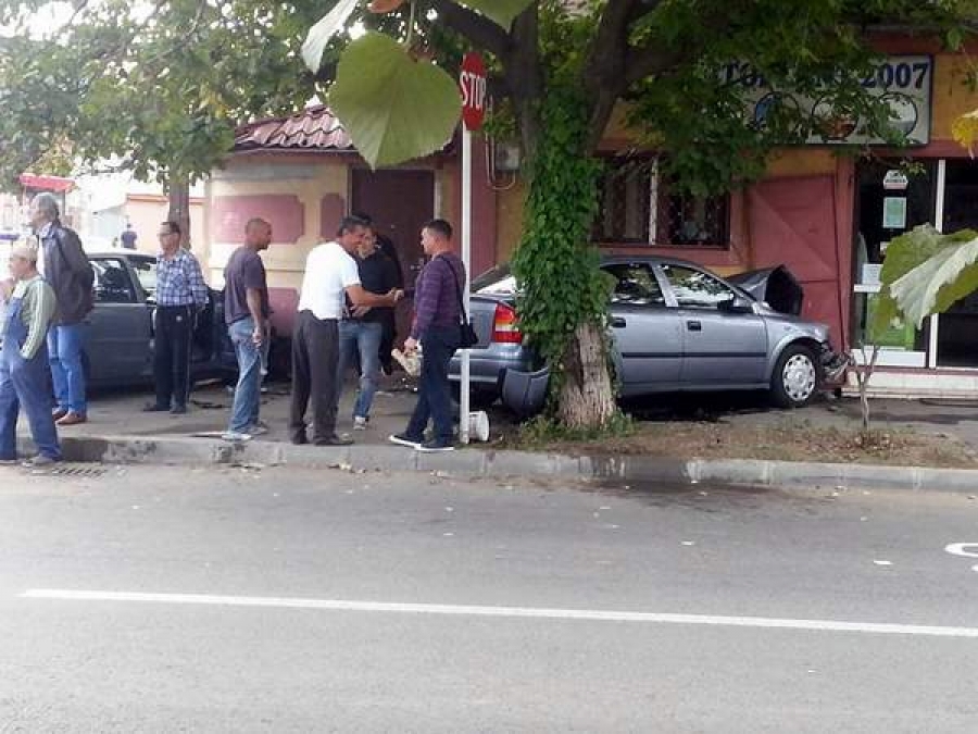 Trei răniţi şi o maşină „parcată” în uşa magazinului