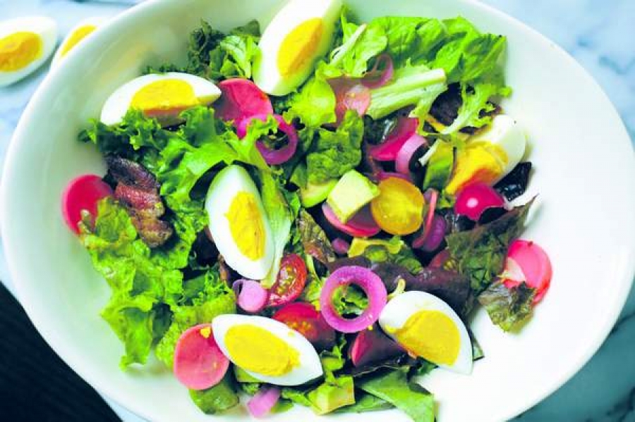 Puneţi ouă fierte în salatele de legume!