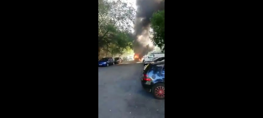 Autoturism în flăcări într-o parcare din Micro 21