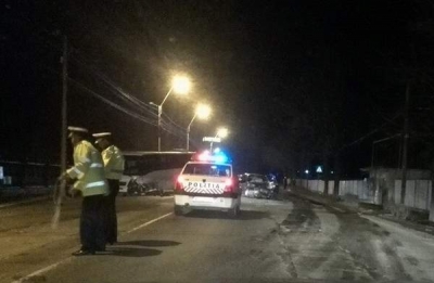 Impact cu trei răniţi între un autobuz şi un BMW