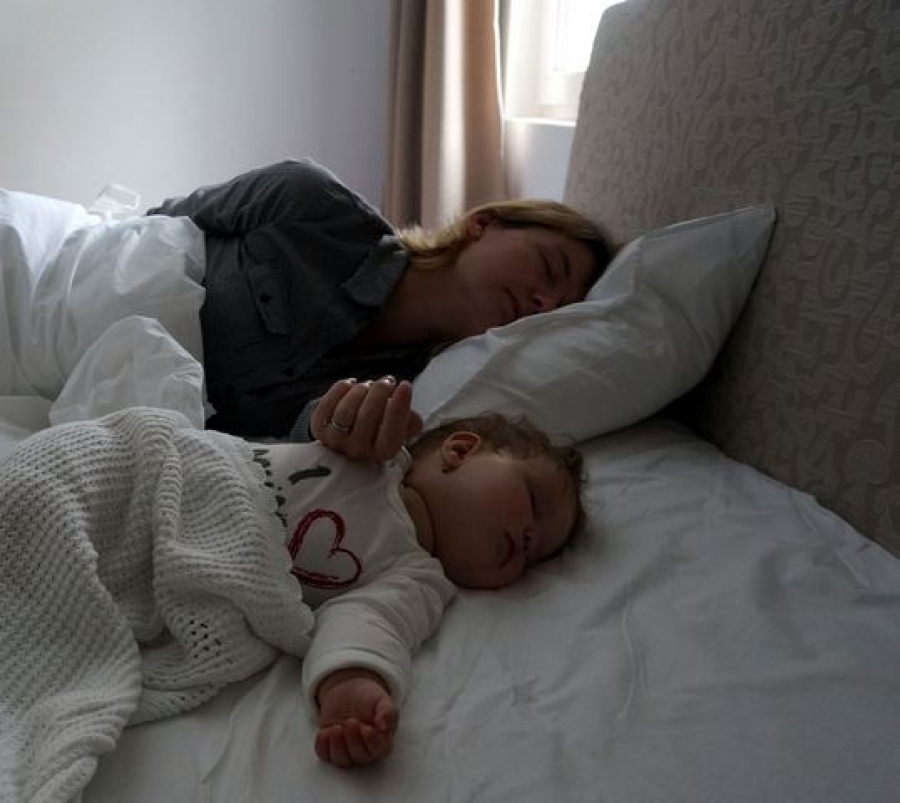 Bebeluşii ar trebui să împartă patul cu mama lor până la vârsta de 3 ani