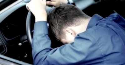 Băut, a adormit la volan în timp ce era controlat de poliţişti