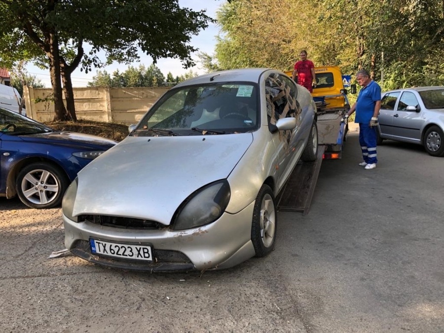 A început campania de toamnă de ridicare a maşinilor abandonate (FOTO)