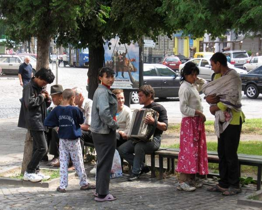 Pe cine deranjează imigranţii bulgari şi români