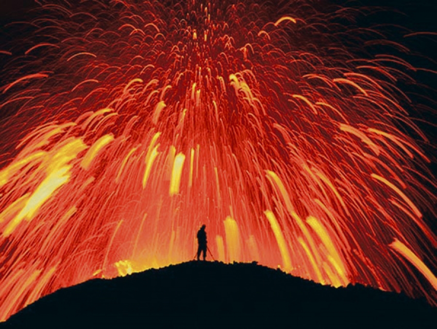 Imagini uimitoare cu vulcani văzuţi de aproape în timpul erupţiei