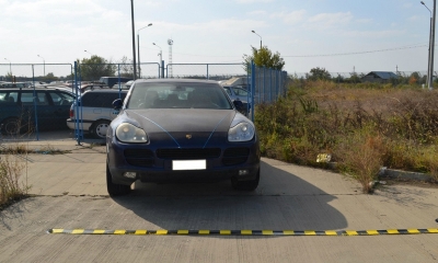 A prezentat acte false poliţiştilor de frontieră pentru restituirea unui Porsche