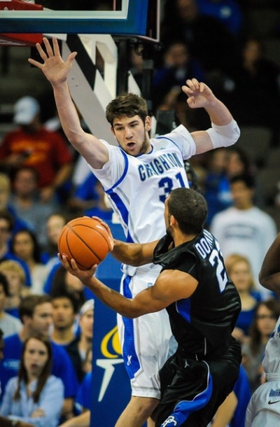 Americanul are 211 cm şi a fost adus de Florin Nini să ajute echipa gălăţeană să acceadă în play-off