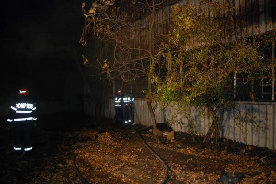 Incendiu la două hale în Micro 13: Acoperişuri, utilaje şi 3 tone de lemn arse