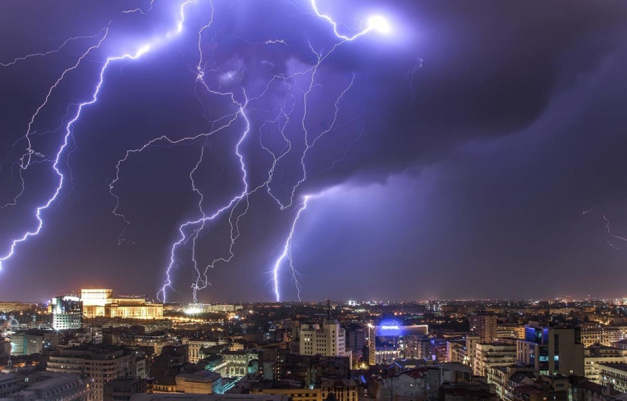Două CODURI GALBENE de furtuni şi ploi torenţiale, inclusiv la Galaţi