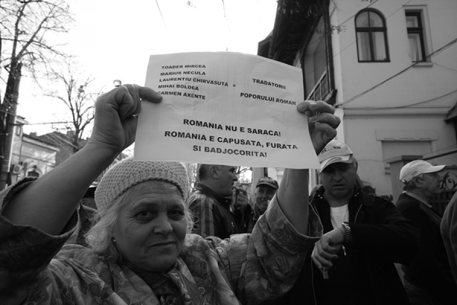 Pensionarii şi-au strigat problemele în faţa sediilor a trei partide
