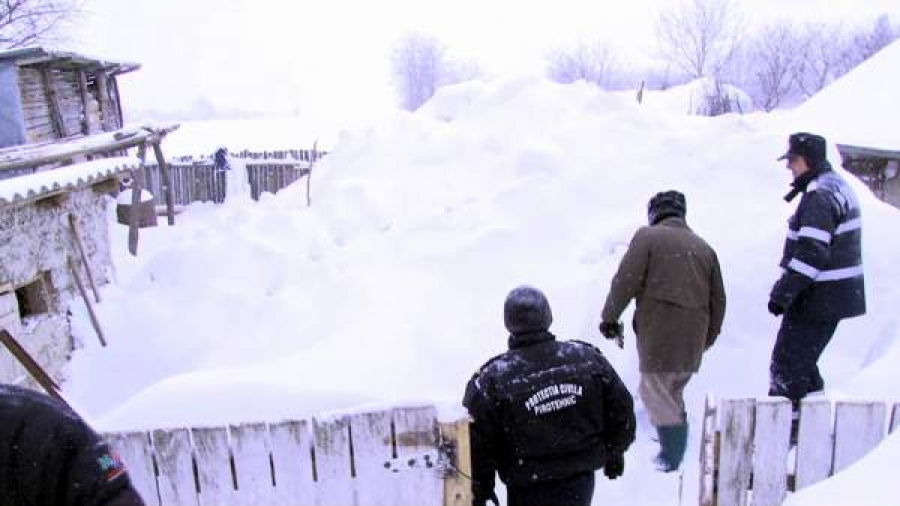 Voluntarii serviciului de urgenţă au dat ajutoare cot la cot cu preotul din sat