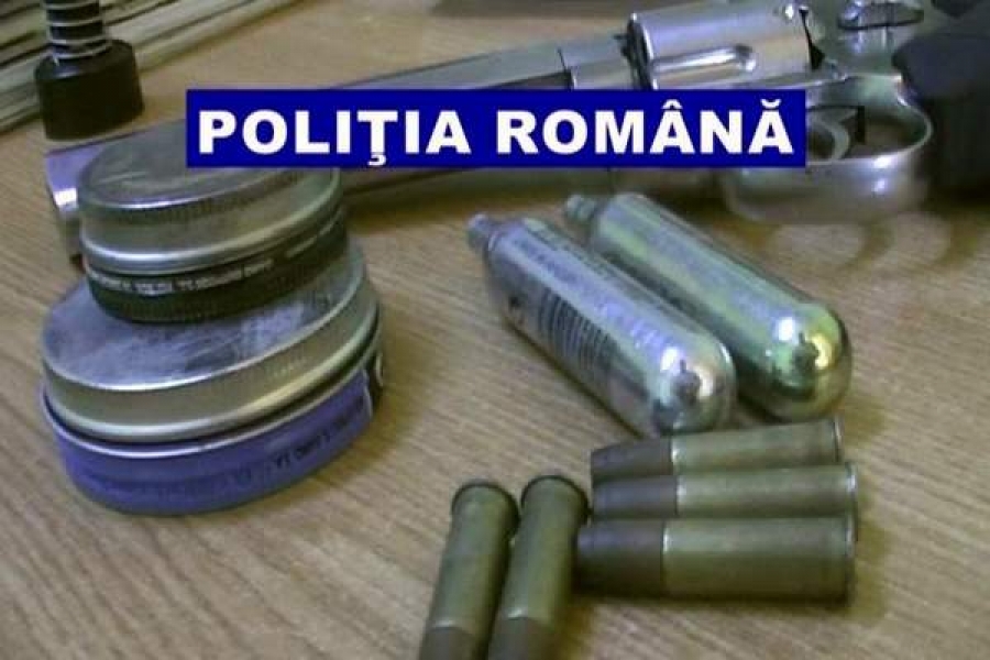 Revolver adus prin contrabandă, confiscat