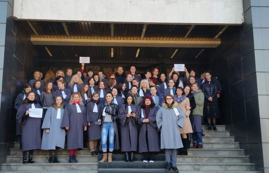 Zeci de grefieri protestează în fața Palatului de Justiţie din Galaţi