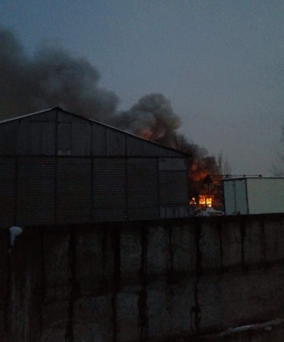 Incendiu la un service din Micro 13: Două victime cu arsuri uşoare