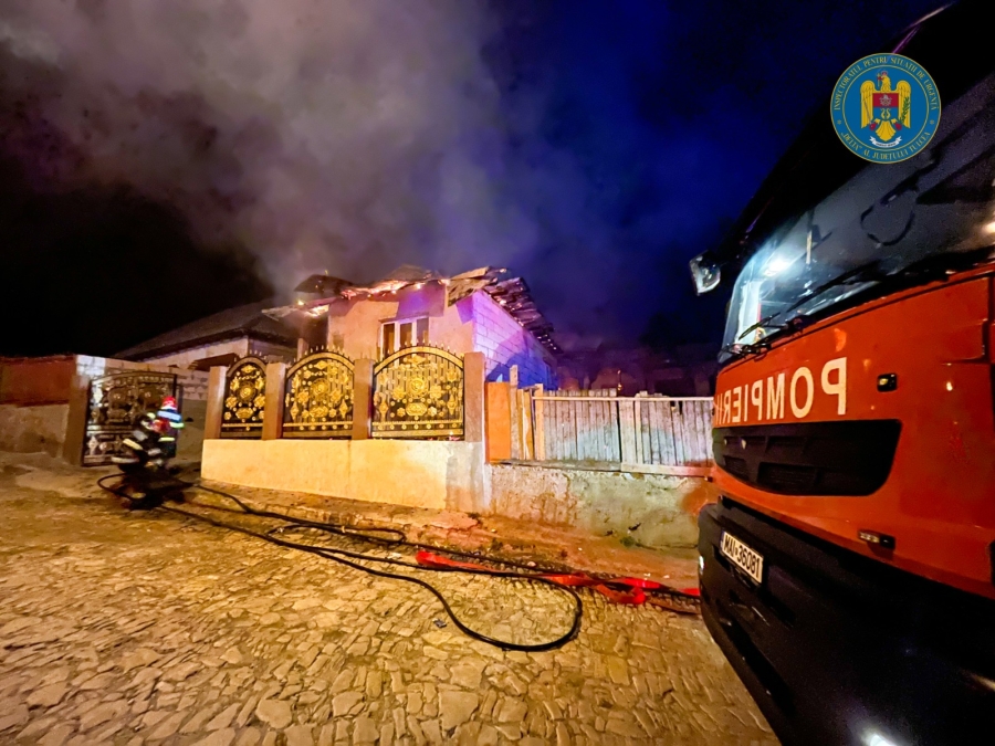 Case incendiate intenţionat în toiul nopţii (FOTO) - Regional