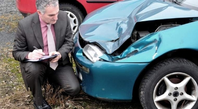 Păgubitul RCA îşi poate repara autovehiculul dacă asigurătorul nu efectuează constatarea daunelor în 5 zile