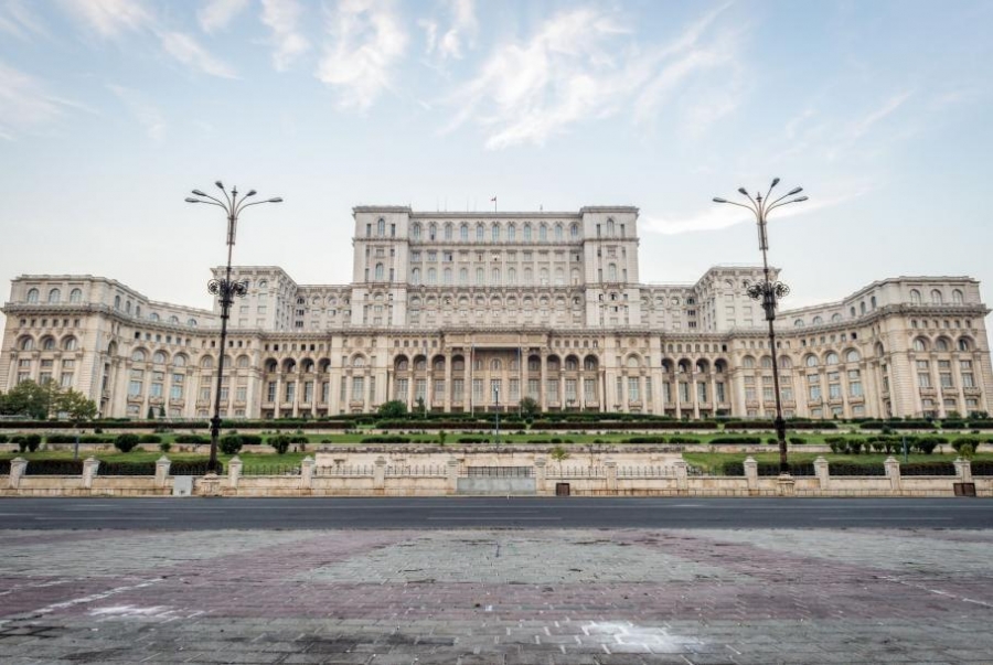 Parlamentul României spart de un bărbat băut