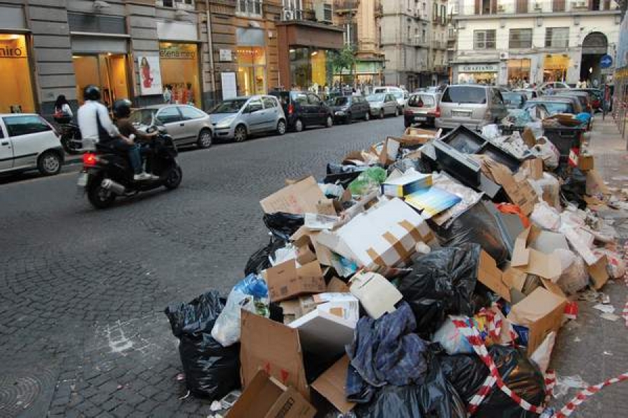 Străzile din Napoli, invadate de 1.700 de tone de gunoaie