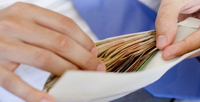 Trimise în judecată după ce au cerut și primit 3.000 euro șpagă pentru un post de infirmieră