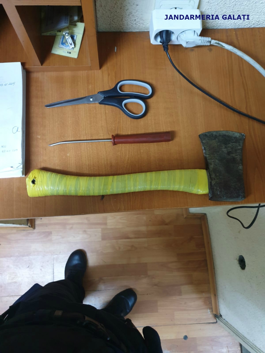Înarmat cu o secure, a semănat teroare într-un bloc din Galaţi (FOTO)