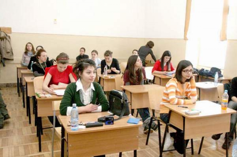 Dat afară de la Bac după ce a fost prins cu fiţuici