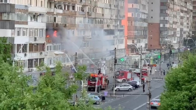 Incendiu puternic izbucnit într-un bloc de pe bulevardul Brăilei (VIDEO)