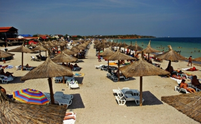 Peste două treimi dintre români merg în vacanţă vara aceasta