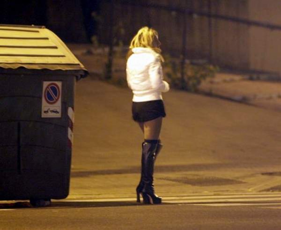 Prostituata care şi-a escrocat iubitul belgian nu are voie să părăsească ţara