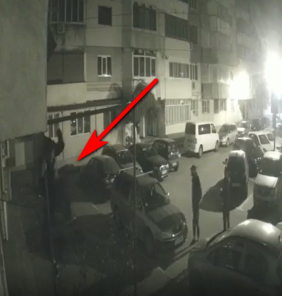 Spider-Man de Tecuci. S-a cocoţat pe bloc şi a furat o geacă (VIDEO)